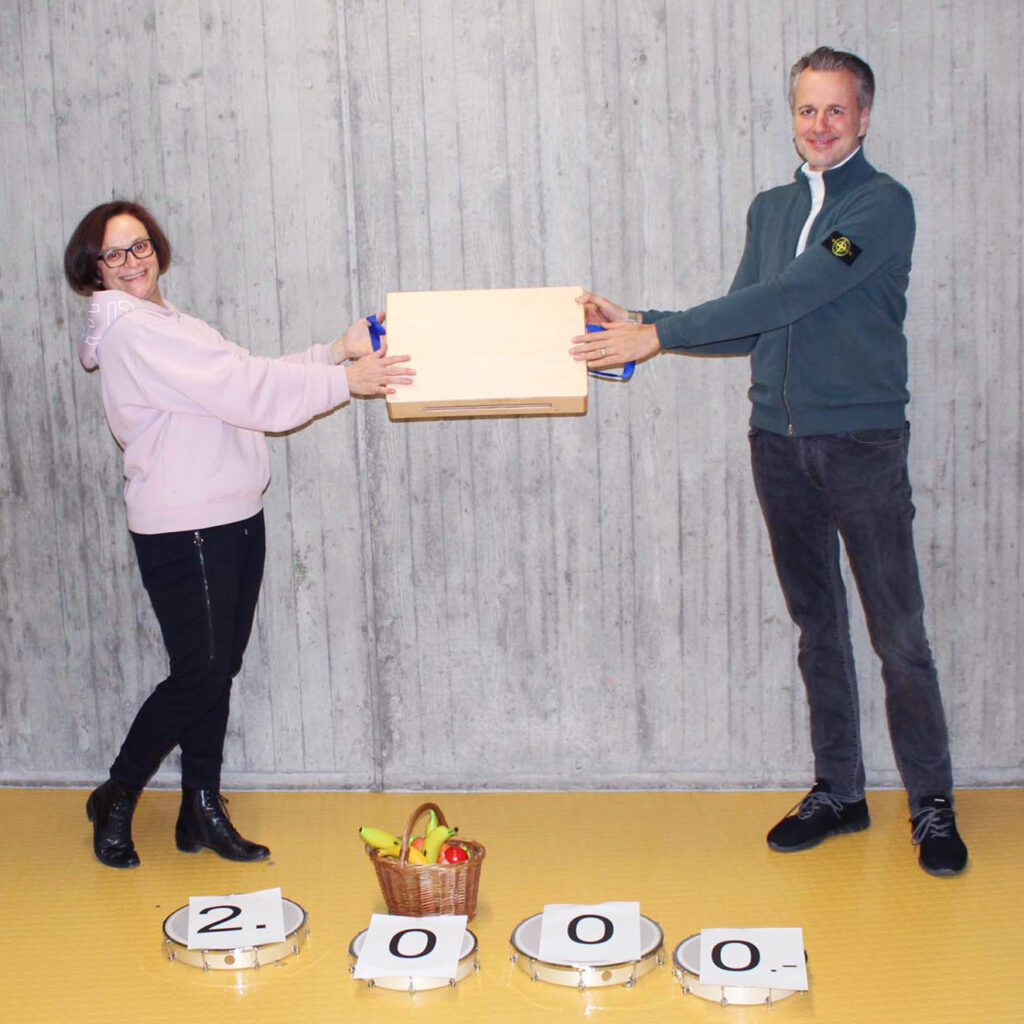 Schöne Bescherung! Activity-Beauftragter Jochen Sachse (Lions Club Bruchsal) überreichte stolze € 2.000.- an Schulleiterin Ulrike Redecker (Musik- und Kunstschule Bruchsal) für die Unterstützung der künstlerischen Bildungsarbeit an der MuKs