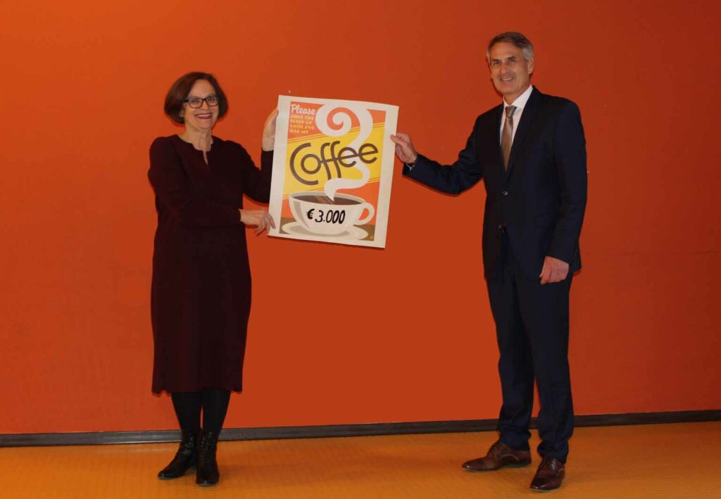 Segensreiches Kaffeekränzchen: Vorstand Roland Schäfer (Dr. Bertold Moos-Stiftung) überreicht € 3.000.- an MuKs-Schulleiterin Ulrike Redecker für ein musikgeragogisches Bildungsprojekt mit Hochbetagten
