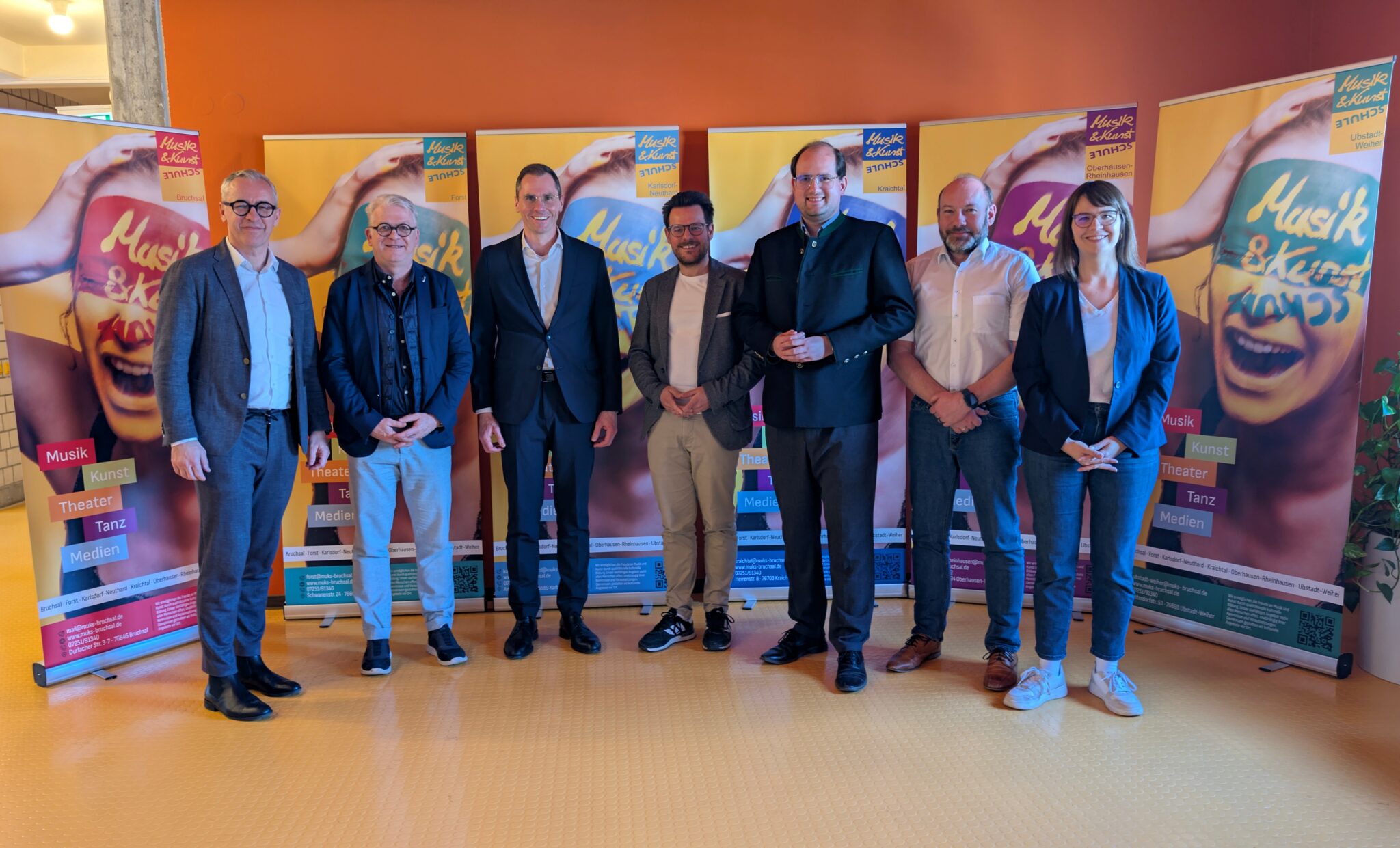 v.l.n.r.: OB Sven Weigt (Bruchsal / Verbandsvorsitzender), BM Hajo Böser (Forst), BM Dr. Gunter Carra (Karlsdorf-Neuthard), Jakob Scherzinger (Schulleiter), BM Tobias Borho (Kraichtal / stellv. Verbandsvorsitzender), BM Manuel Scholl (Oberhausen-Rheinhausen) und BMin Katharina Kimmich (Ubstadt-Weiher) (es fehlen: Rebecca Liebrich &amp; Rainer Rücker als Vertretungen des Fördervereins)