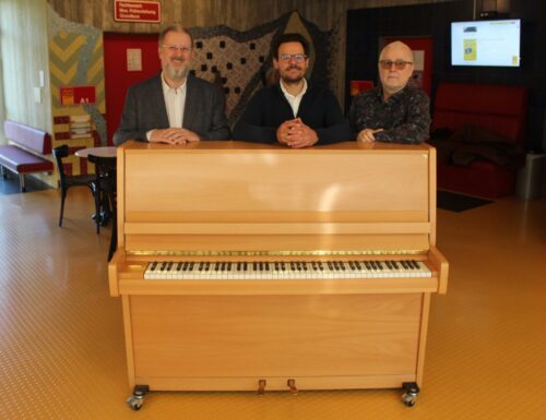 Günter Herhoffer (links) übergibt das Klavier der Chorgemeinschaft Lyra Bruchsal an Schulleiter Jakob Scherzinger und Fachbereichsleiter Stefan Fuchs.